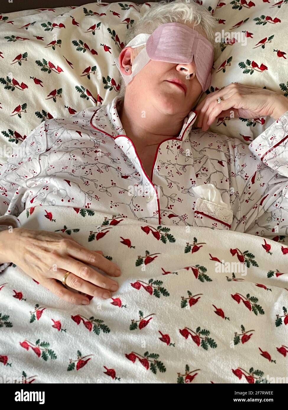 Donna anziana dormendo con un Eyemask in fogli di Flannel, Stati Uniti Foto Stock