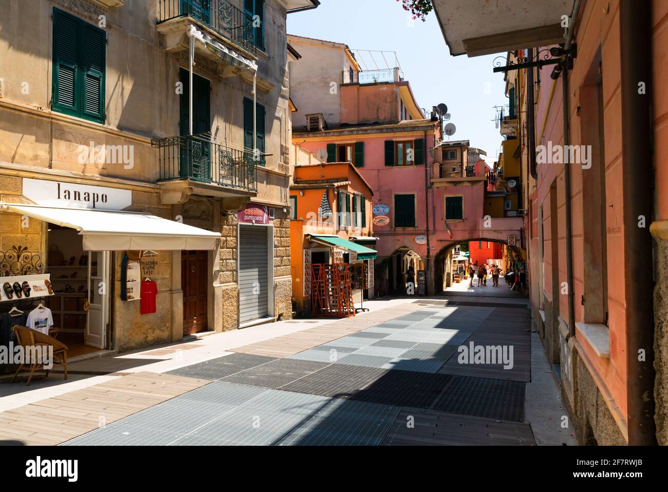 Monterosso, Liguria, Italia, giugno 2020. Piacevole scorcio del centro storico: Le case dalle facciate colorate si affacciano sulla strada principale. Turisti. Foto Stock
