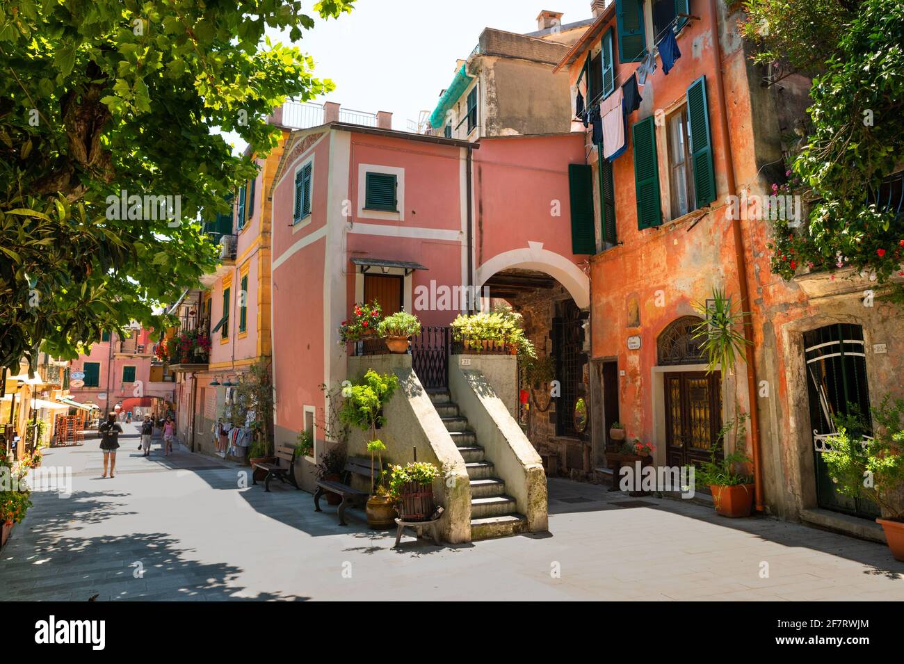 Monterosso, Liguria, Italia, giugno 2020. Piacevole scorcio del centro storico: Le case dalle facciate colorate si affacciano sulla strada principale, pianta in vaso Foto Stock