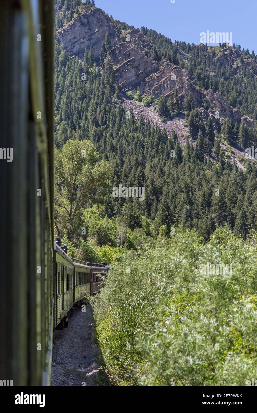 Vista laterale di un treno in montagna Foto Stock