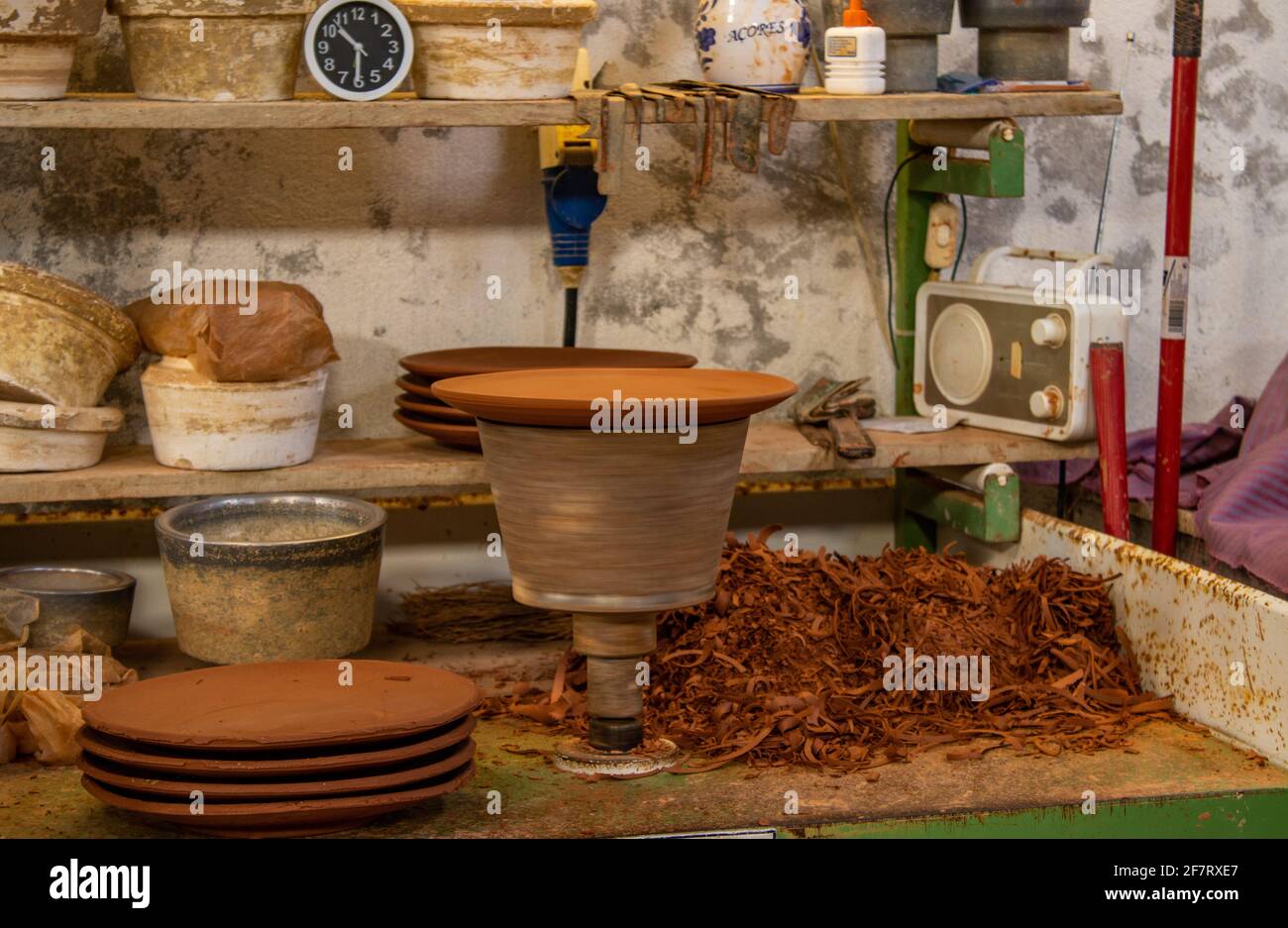 Processo di produzione tradizionale, fabbrica di ceramica all'isola di Sao Miguel, destinazione di viaggio Azzorre. Foto Stock