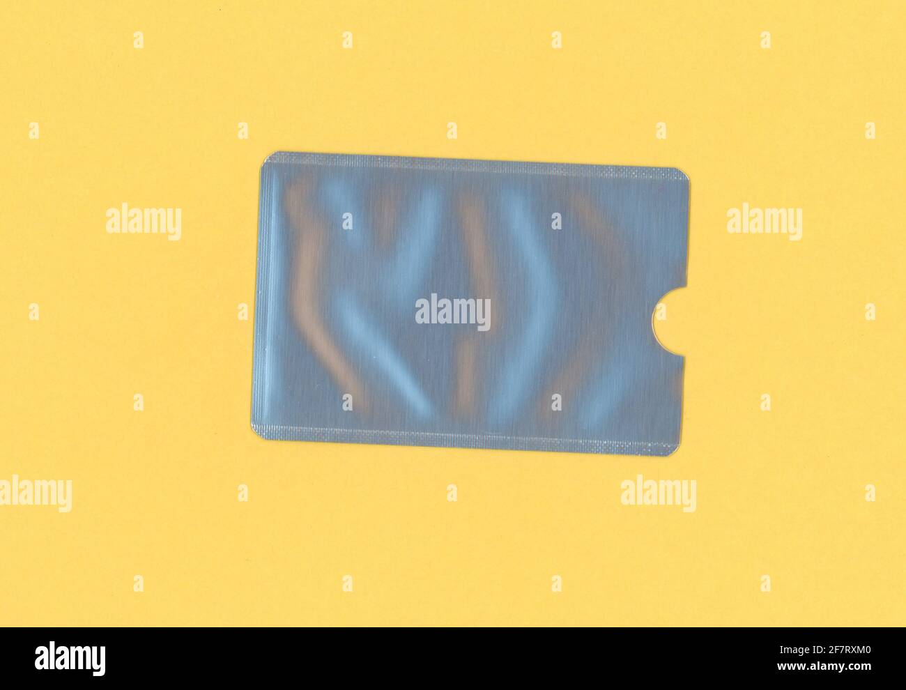 Manicotto di bloccaggio RFID in lamina di alluminio per proteggere il credito Scheda da hack NFC wireless Foto Stock