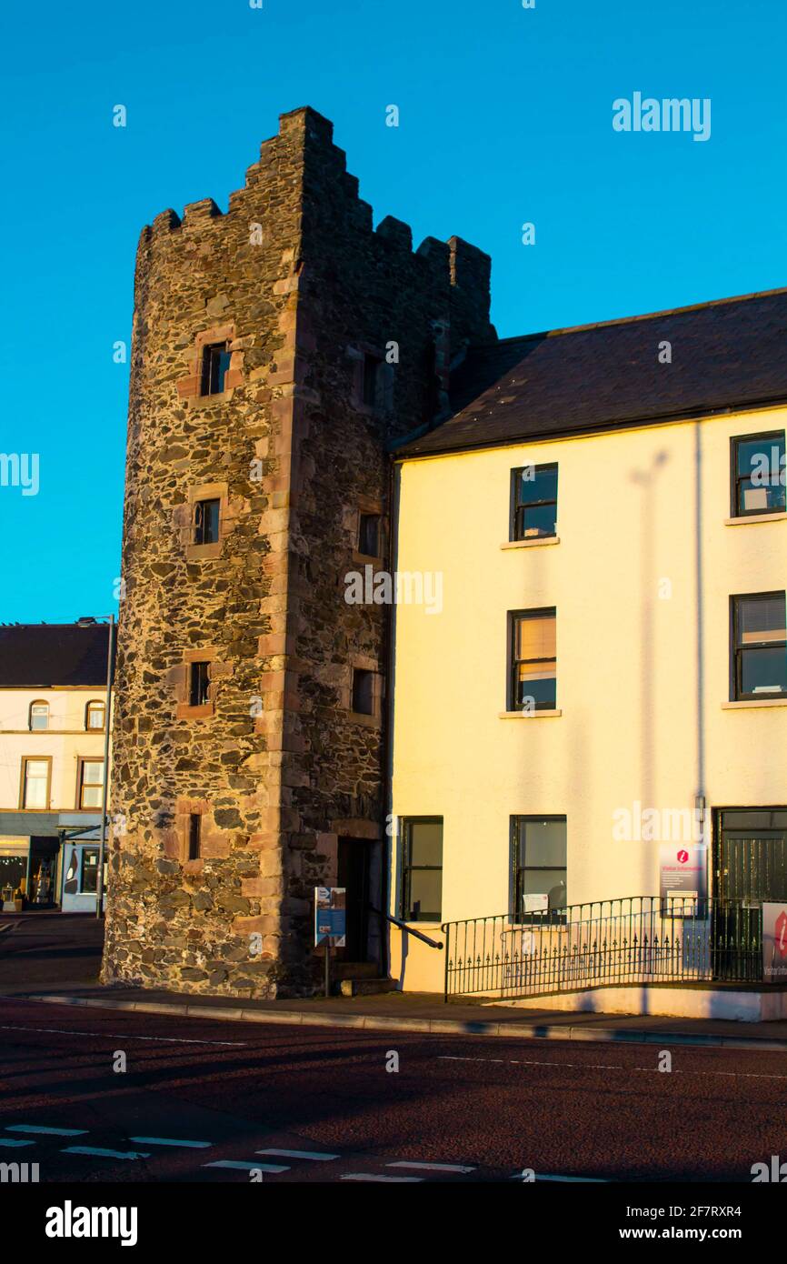 9 aprile 2021 il restaurato 17 ° secolo costruito in pietra Tower House nella contea di Bangor in Irlanda del Nord ora in uso come centro di informazioni turistiche. Foto Stock