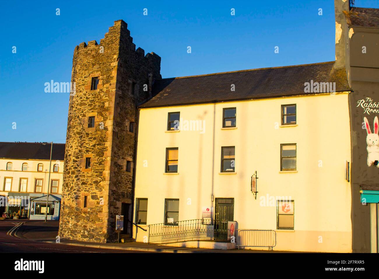 9 aprile 2021 il restaurato 17 ° secolo costruito in pietra Tower House nella contea di Bangor in Irlanda del Nord ora in uso come centro di informazioni turistiche. Foto Stock