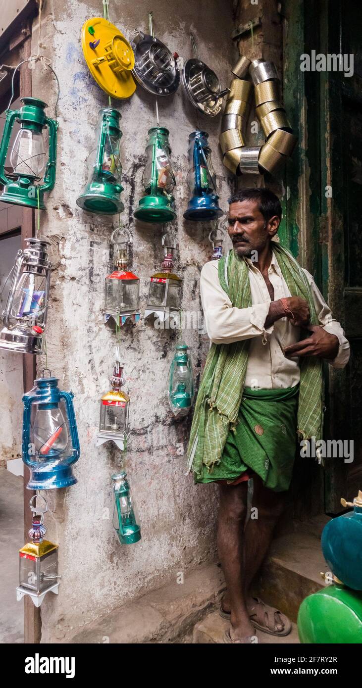 Kolkata, Bengala Occidentale, India - Gennaio 2018: Un uomo in piedi nel suo negozio che vende lanterne di kerosene vintage vecchio stile nella zona di Barabazar del ci Foto Stock