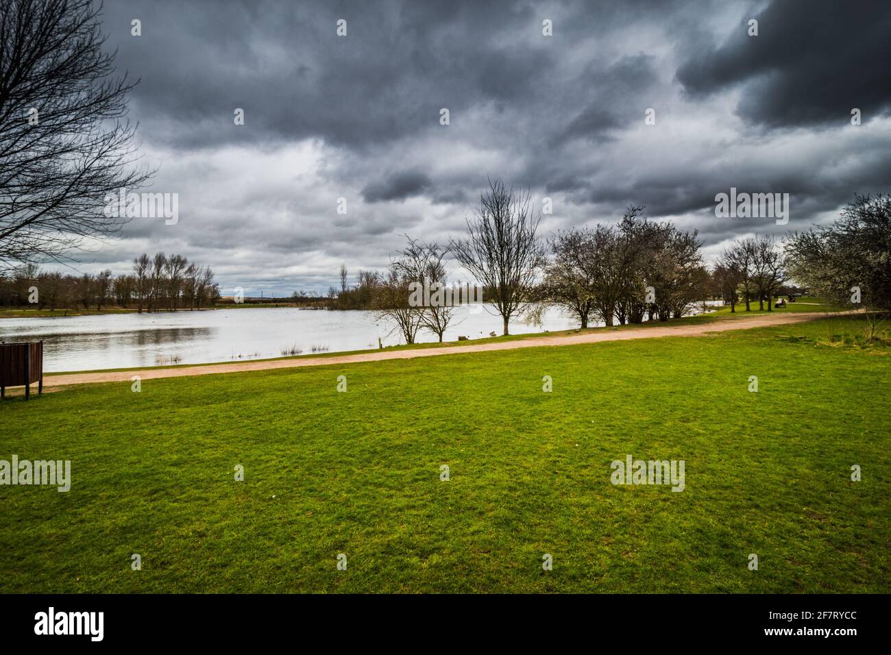 Una visita su una piccola passeggiata vicino al lago in Barton Marina, Inghilterra Burton under Needwood Foto Stock