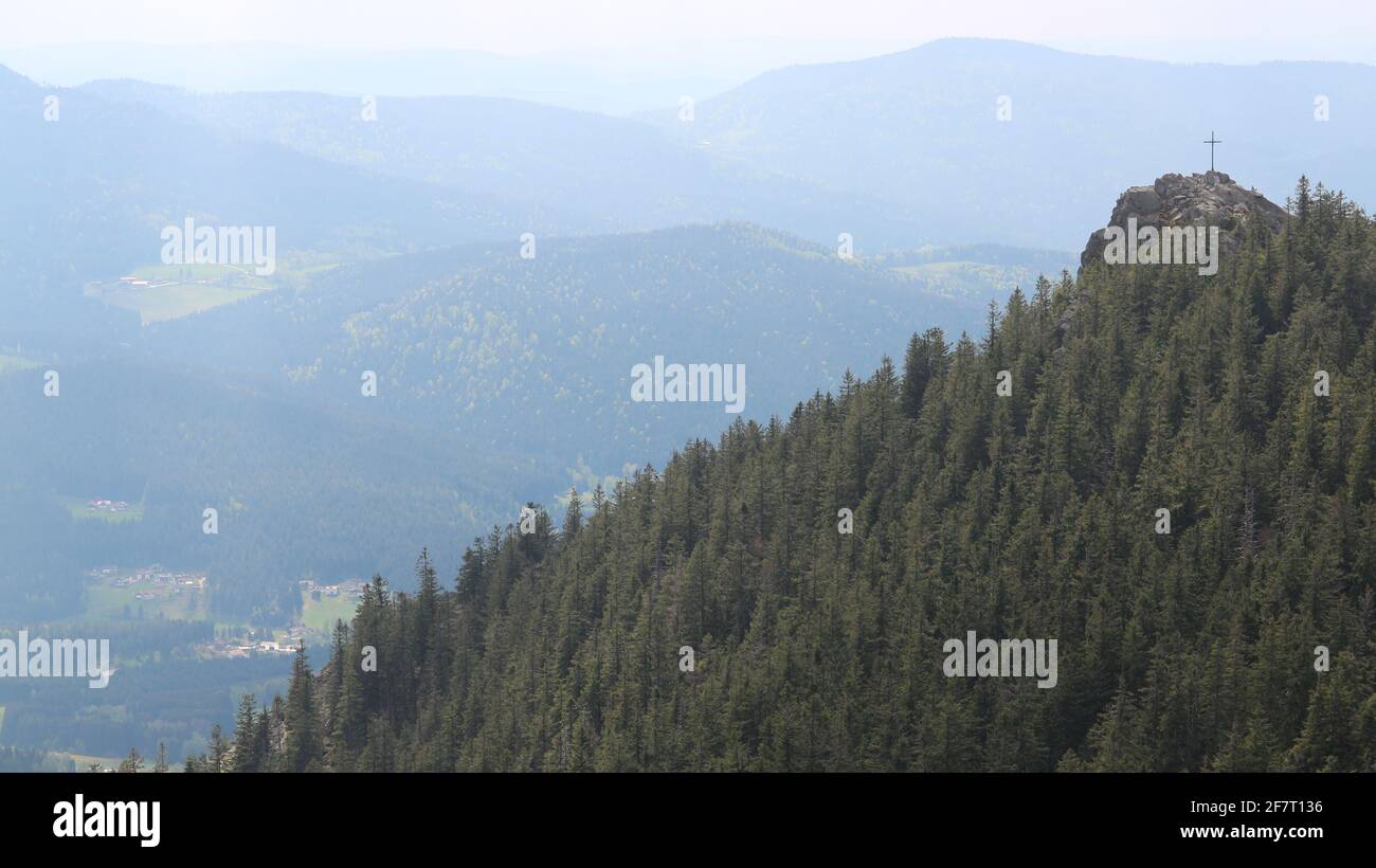 Vista sulla vetta del monte Kleiner Osser con croce Foto Stock