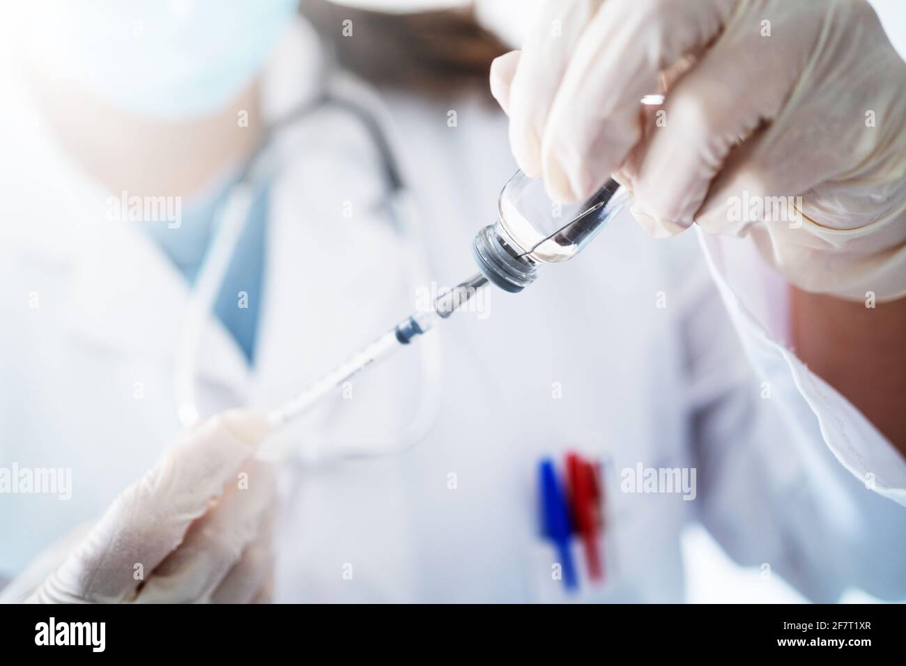 Chiuso di un infermiere che prepara un vaccino Covid-19 a. vaccinare i pazienti Foto Stock