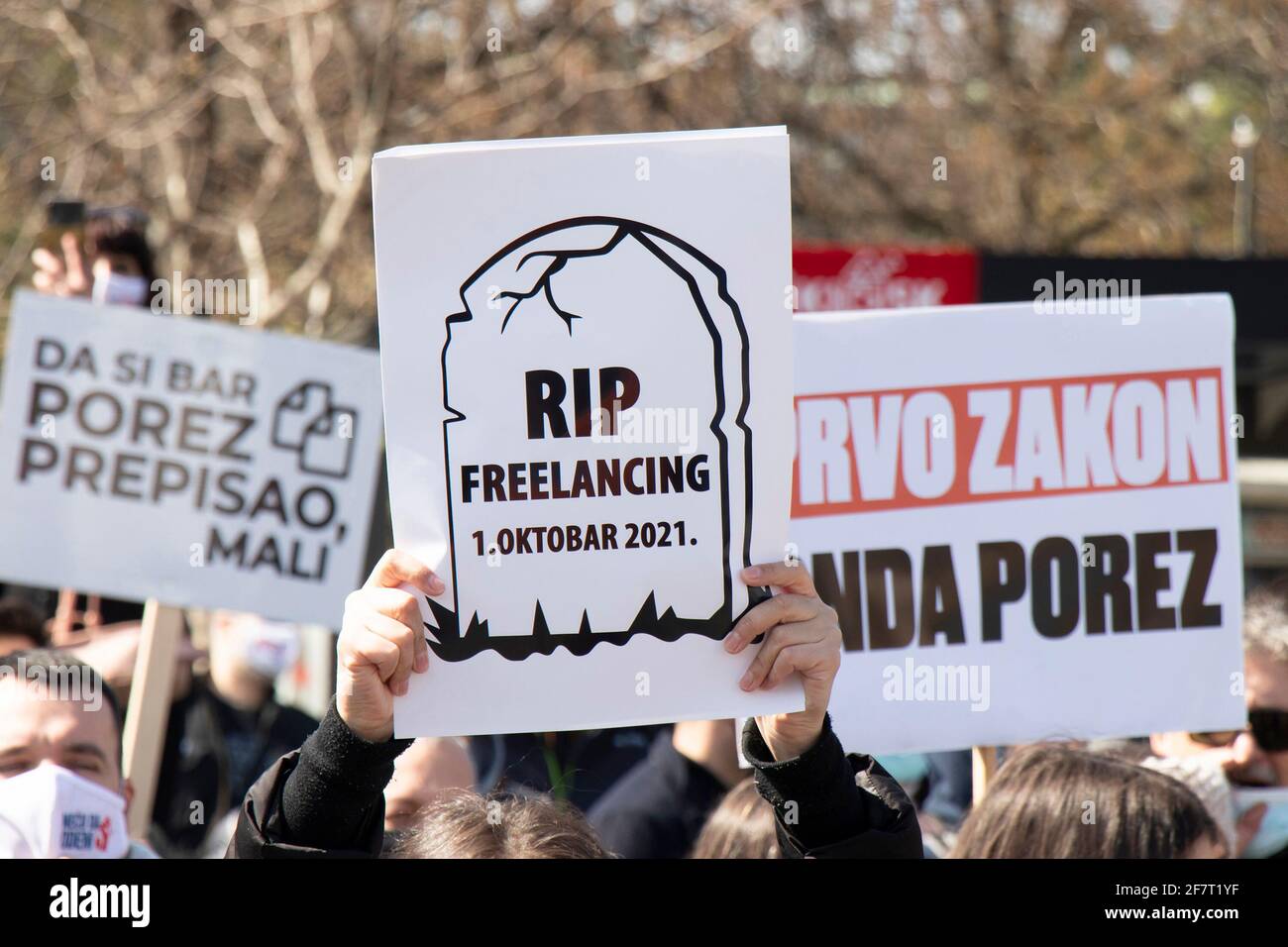 Belgrado, Serbia - 8 aprile 2021: Le persone che hanno cartelli e slogan durante i lavoratori online freelance serbi protestano contro le imposte retroattive Foto Stock