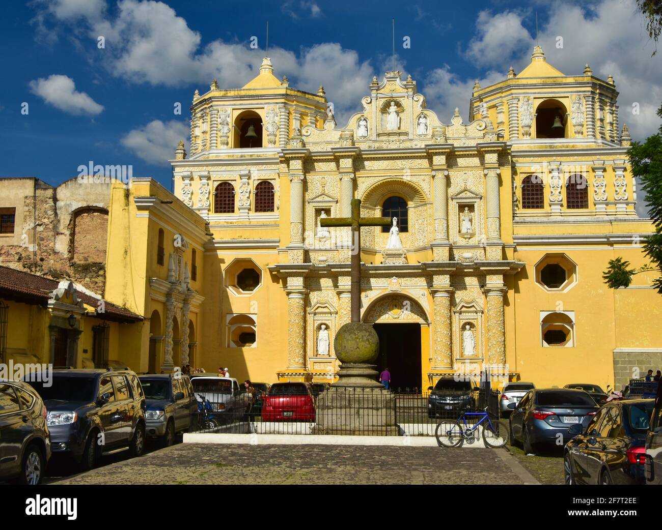 La Iglesia de la Merced, una barocca chiesa gialla in Antigua, Guatemala Foto Stock