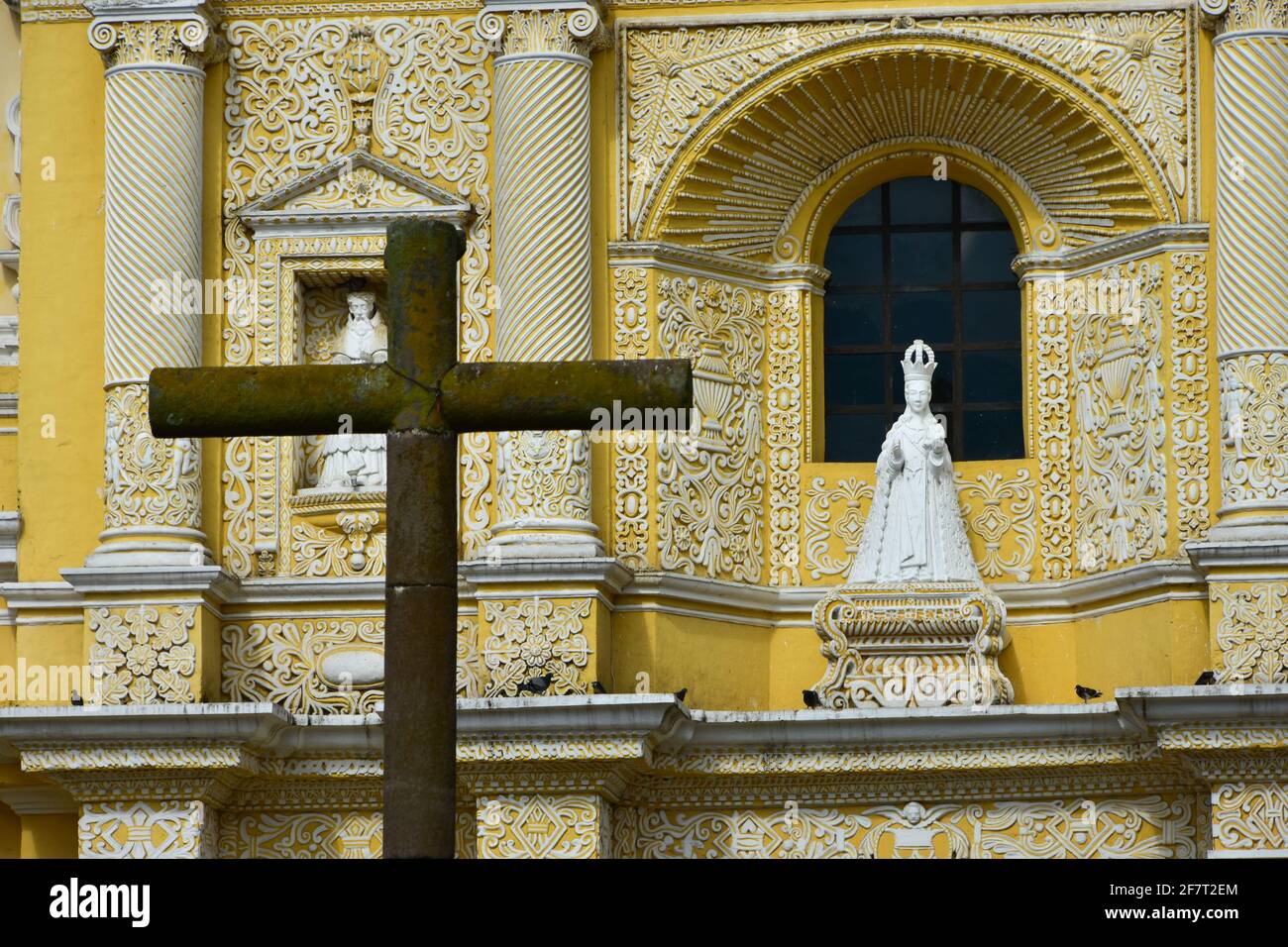 La Iglesia de la Merced, una barocca chiesa gialla in Antigua, Guatemala Foto Stock