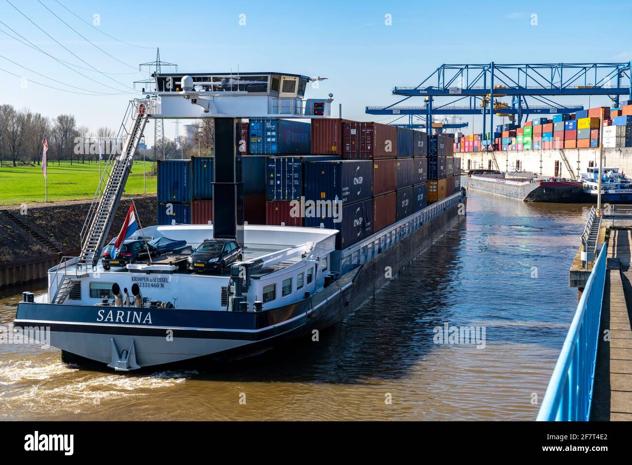 La nave di carico del container entra nel bacino portuale del Logport, le gru a portale nel centro di movimentazione dei container, il terminal dei container trimodale, presso il Logp Foto Stock