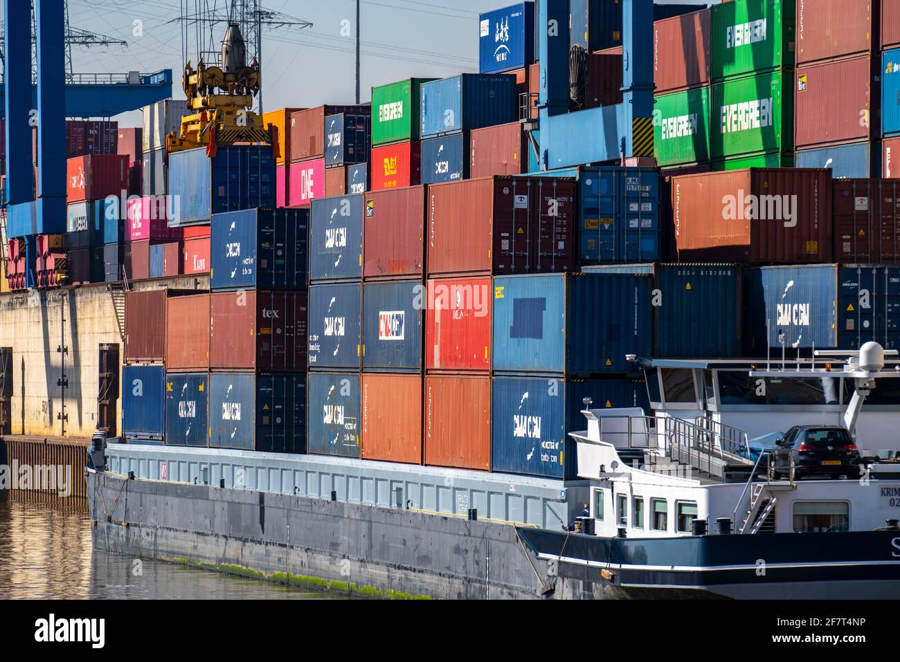 Nave di carico del container nel bacino portuale del Logport, gru a portale nel centro di movimentazione dei container, terminal dei container trimodali, nel Logport Foto Stock