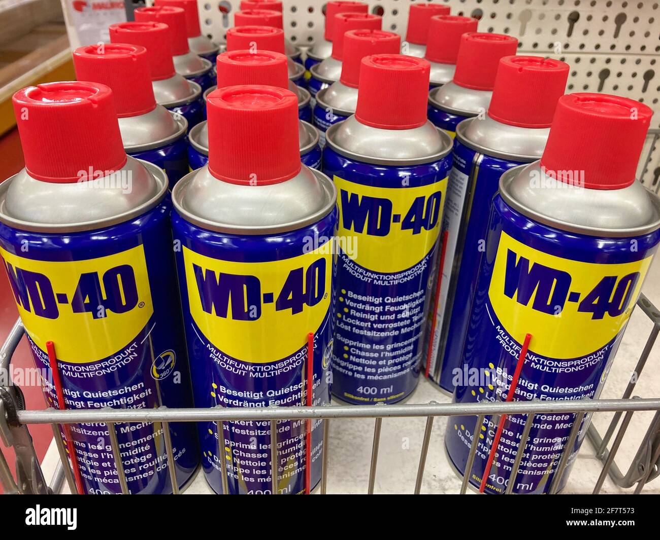 Manno, Svizzera - 3 marzo 2021 : prodotti lubrificanti WD-40 esposti in un negozio in Svizzera. WD-40 è un marchio e un marchio americano Foto Stock