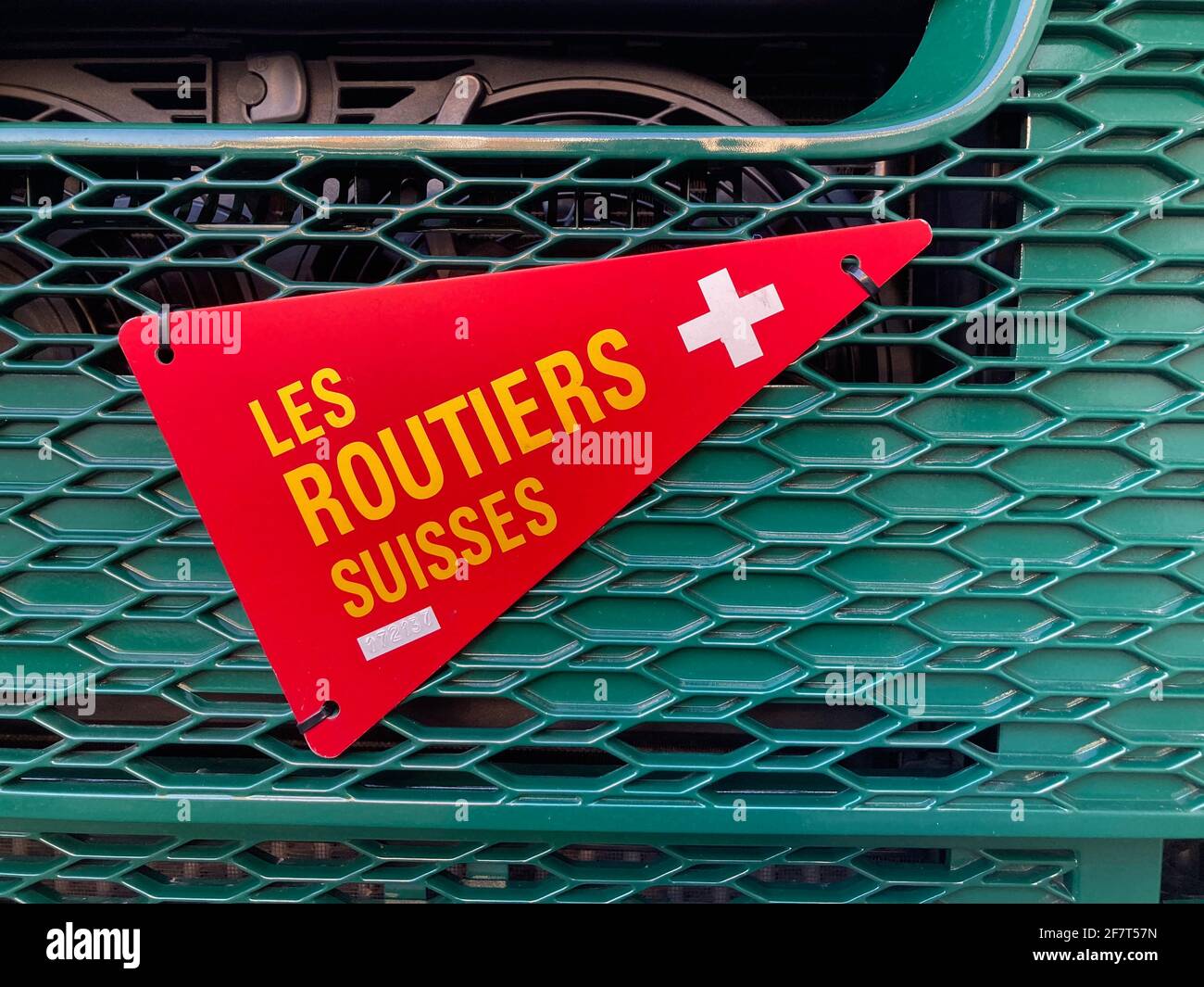 Sorengo, Ticino, Svizzera - 8 marzo 2021 : cartello le Routiers Suisses appeso su un camion. Le Routiers Suisse è l'associazione professionale Foto Stock