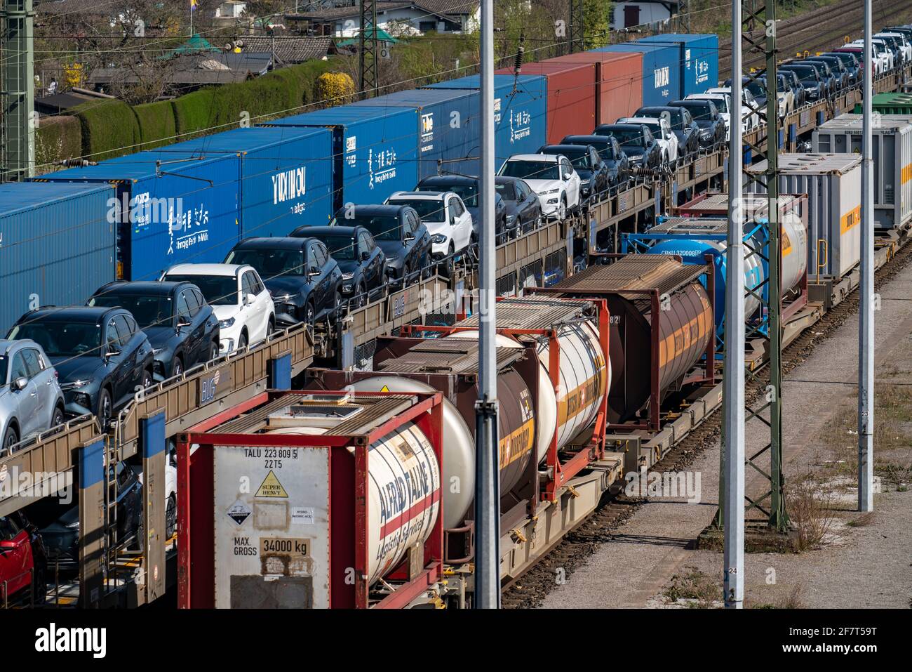 Stazione di trasporto di Duisburg-Rheinhausen, nella zona portuale di Logport, treni merci caricati con auto nuove, serbatoi vari e il treno container da Foto Stock