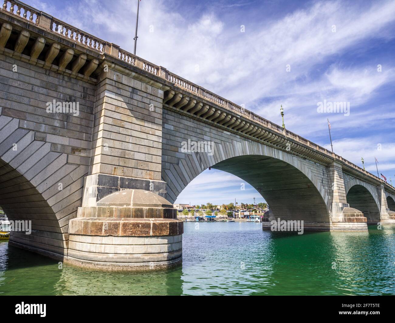 London Bridge a Lake Havasu City, Arizona. Fu originariamente costruito nel 1830 e anticamente attraversato il Tamigi a Londra, Inghilterra. Foto Stock