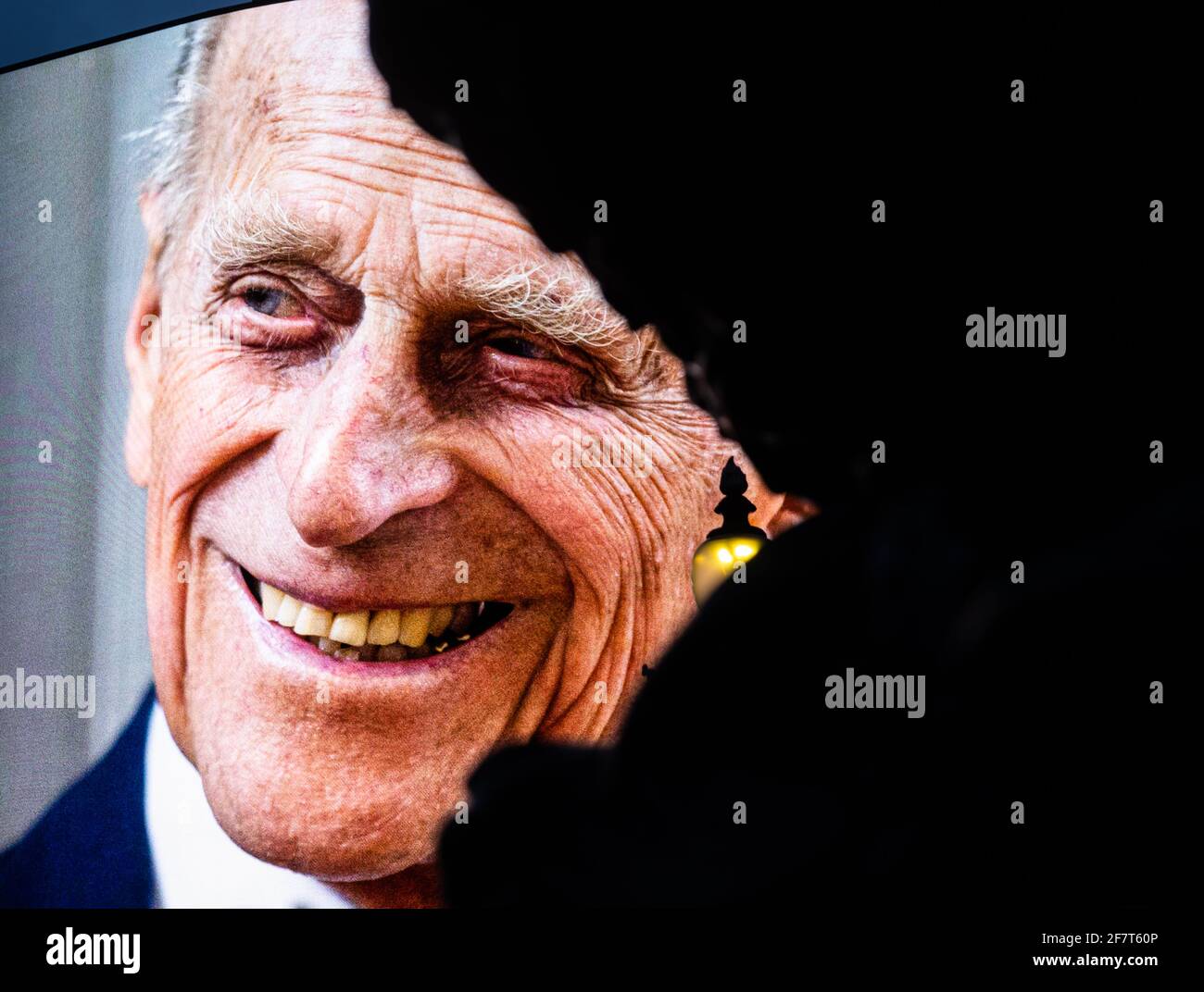 LONDRA, REGNO UNITO. 9 APRILE: Un tributo digitale del principe Filippo è esposto a Piccadilly Circus dopo l'annuncio della morte del principe Filippo, duca di Edimburgo all'età di 99 anni venerdì 9 aprile 2021. (Credit: Tejas Sandhu | MI News) Credit: MI News & Sport /Alamy Live News Foto Stock