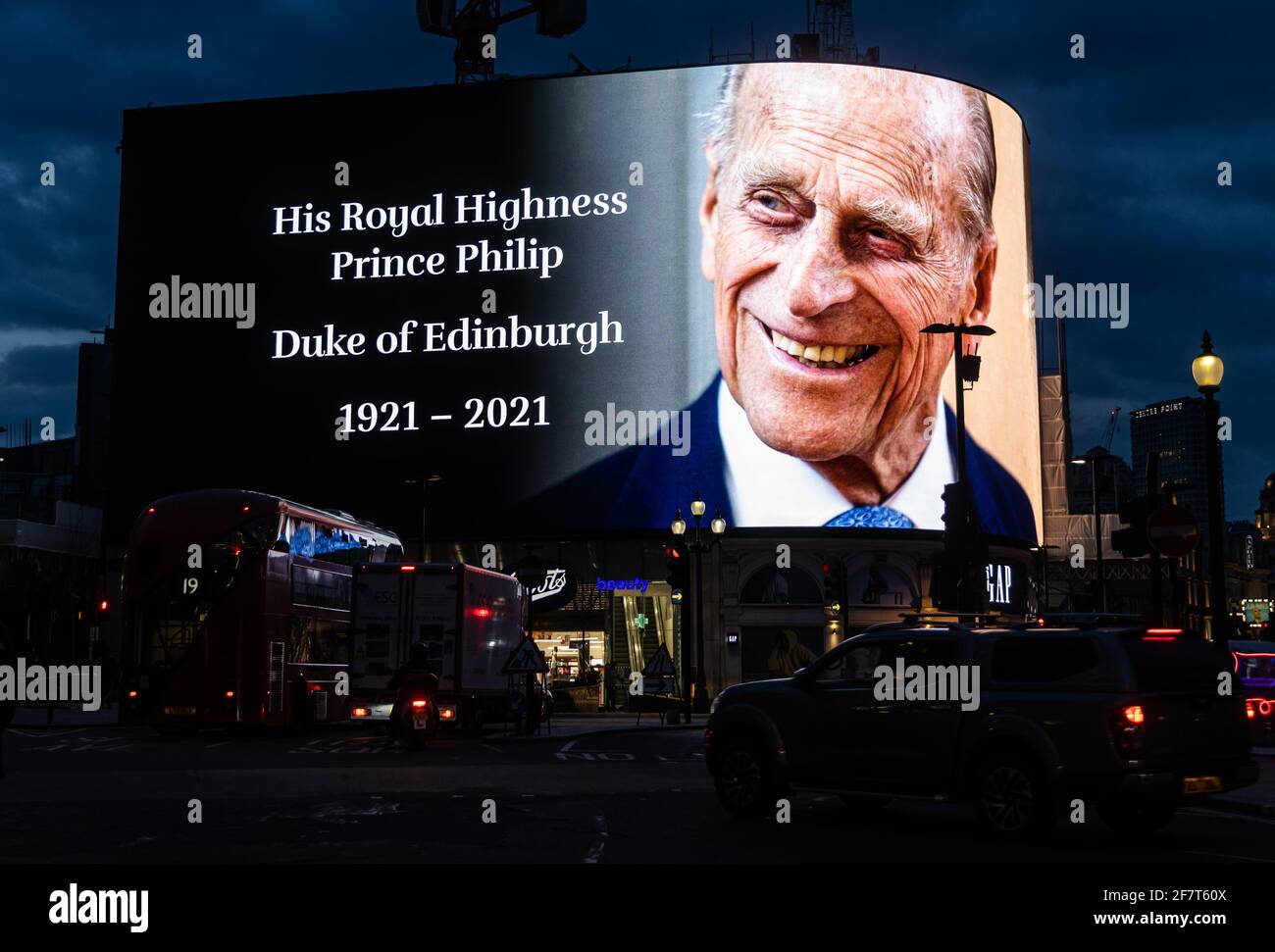 LONDRA, REGNO UNITO. 9 APRILE: Un tributo digitale del principe Filippo è esposto a Piccadilly Circus dopo l'annuncio della morte del principe Filippo, duca di Edimburgo all'età di 99 anni venerdì 9 aprile 2021. (Credit: Tejas Sandhu | MI News) Credit: MI News & Sport /Alamy Live News Foto Stock