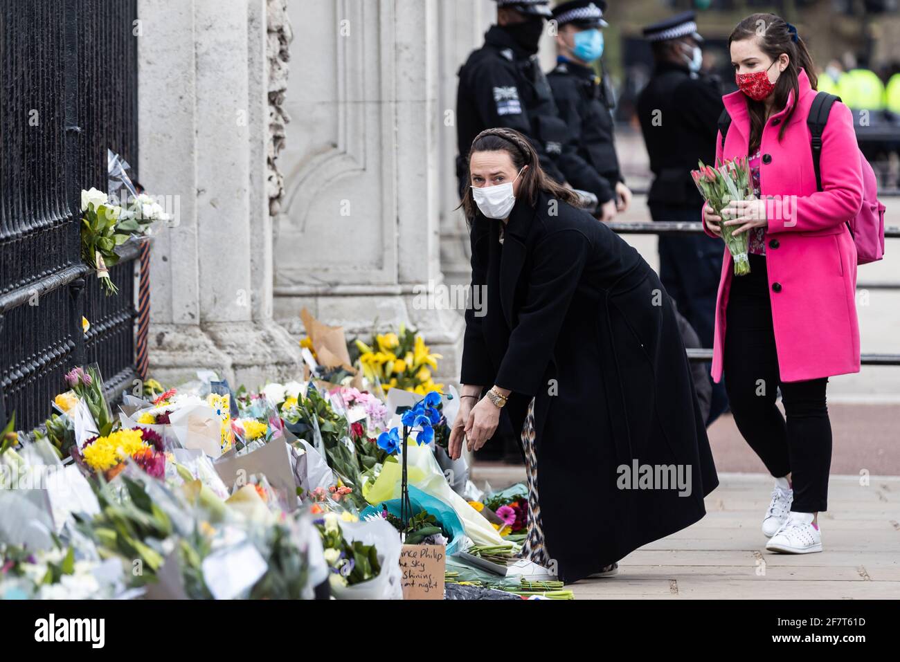 LONDRA, REGNO UNITO. 9 APRILE: Scene fuori Buckingham Palace in seguito all'annuncio della morte del Principe Phillip, Duca di Edimburgo all'età di 99 anni venerdì 9 aprile 2021. (Credit: Tejas Sandhu | MI News) Credit: MI News & Sport /Alamy Live News Foto Stock