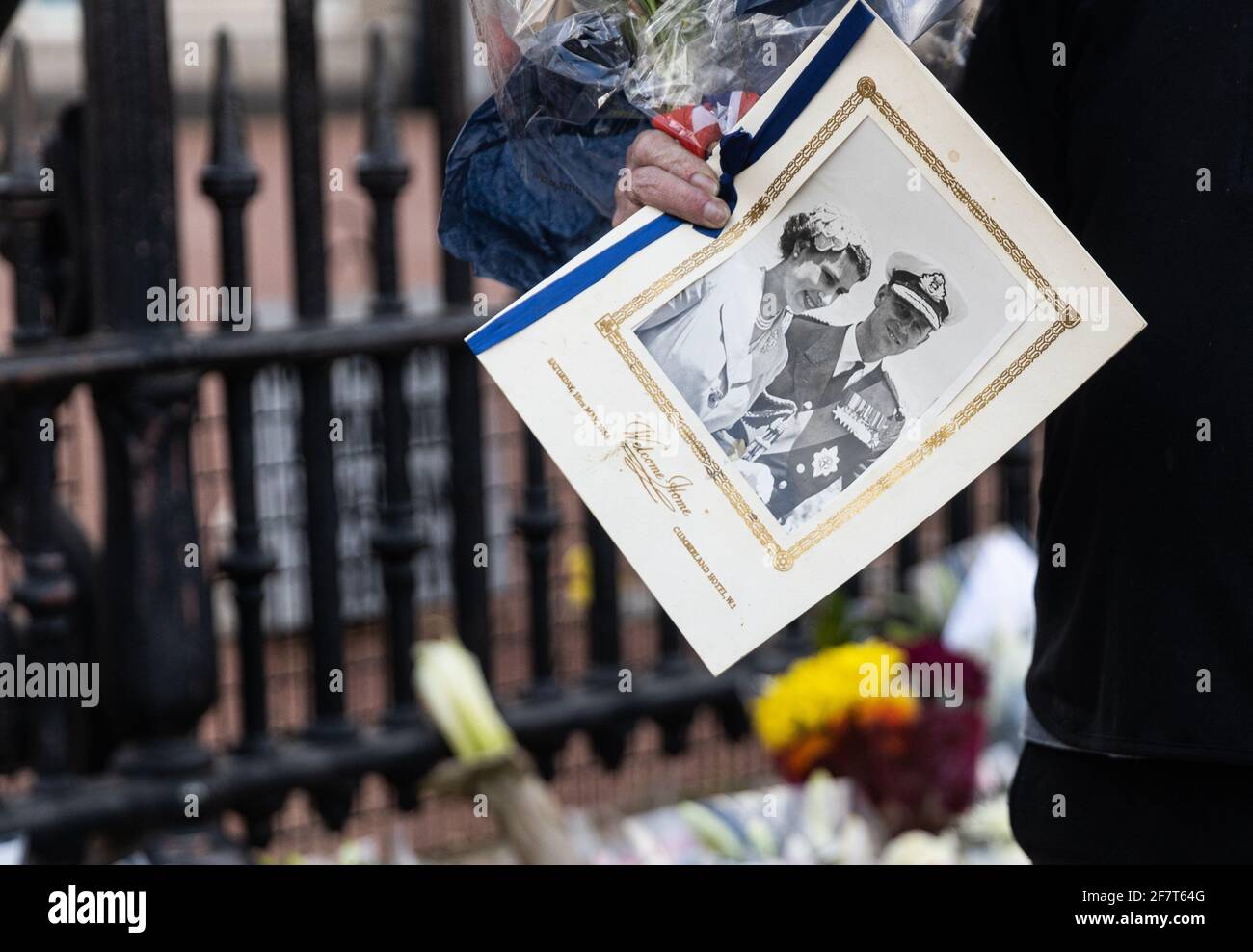 LONDRA, REGNO UNITO. 9 APRILE: Scene fuori Buckingham Palace in seguito all'annuncio della morte del Principe Phillip, Duca di Edimburgo all'età di 99 anni venerdì 9 aprile 2021. (Credit: Tejas Sandhu | MI News) Credit: MI News & Sport /Alamy Live News Foto Stock