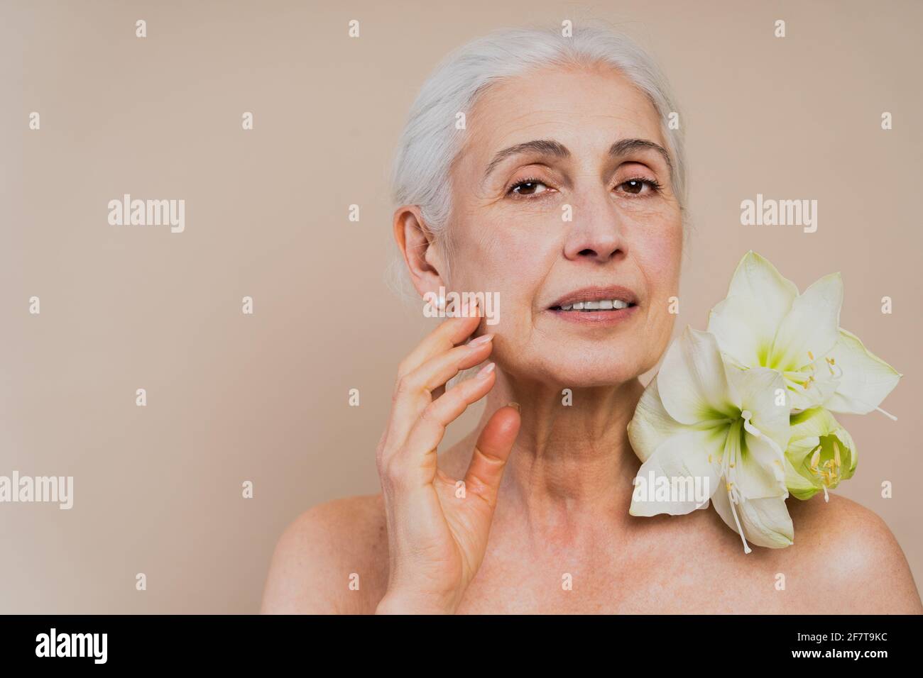 Belle donne anziane con look giovane e pulito, beauty shot - donne senior  Pretty oltre 60 con pelle perfetta, concetti su anziani, trattamento di  bellezza Foto stock - Alamy