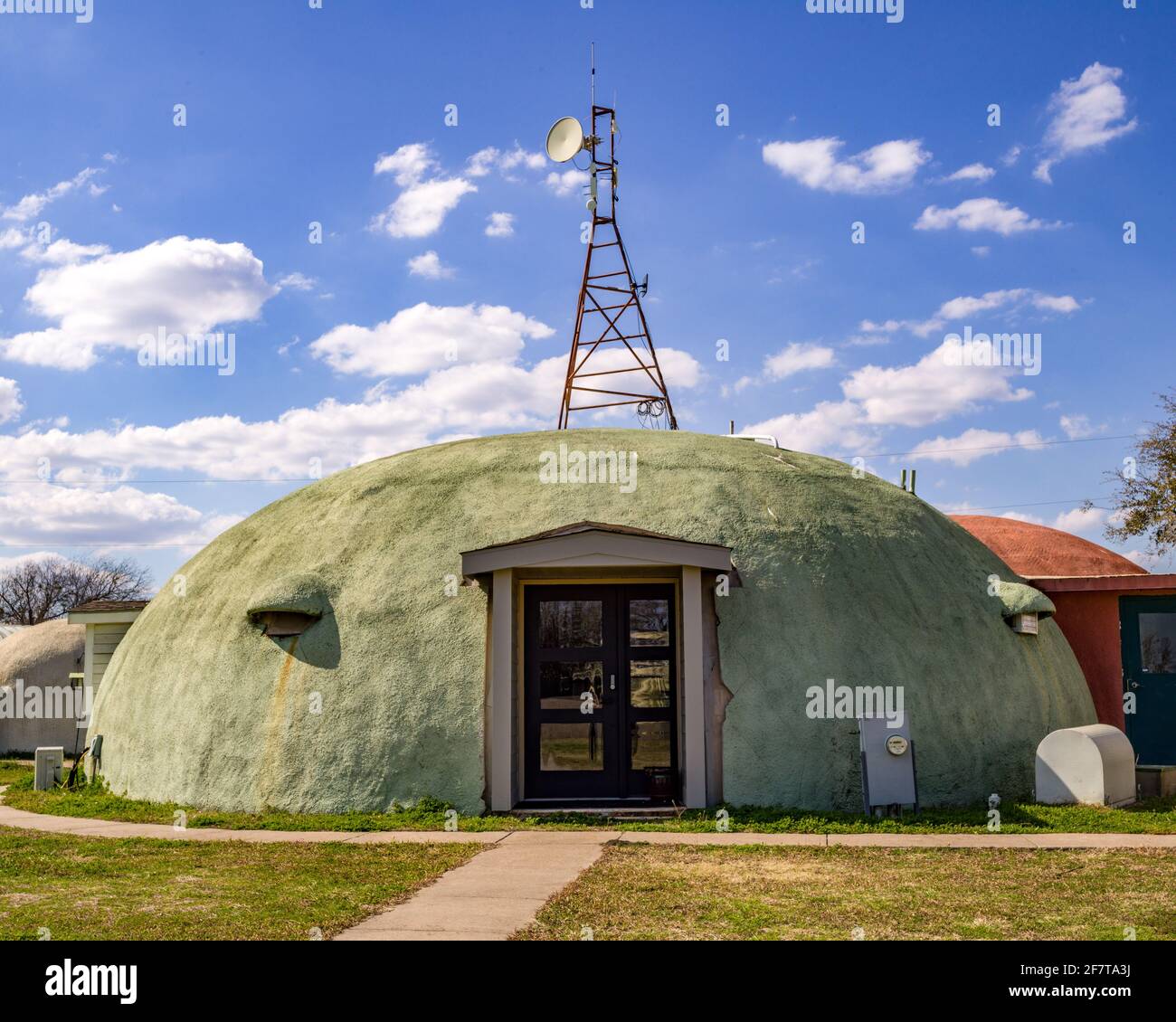 Una casa a cupola situata presso il Monolithic Dome Institute in Italia,  Texas Foto stock - Alamy