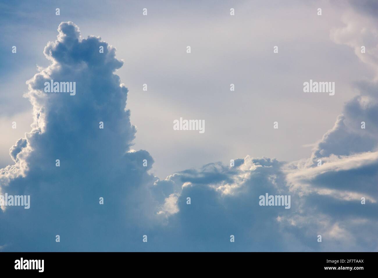Formationin impressionante del cloud prima di un cielo blu sfondo. Formazione di cumulonimbus. Delta di Okavango. Botswana. Africa meridionale. Foto Stock