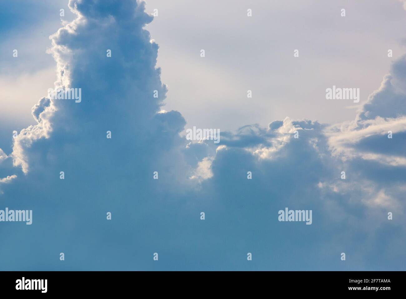 Formationin impressionante del cloud prima di un cielo blu sfondo. Formazione di cumulonimbus. Delta di Okavango. Botswana. Africa meridionale. Foto Stock