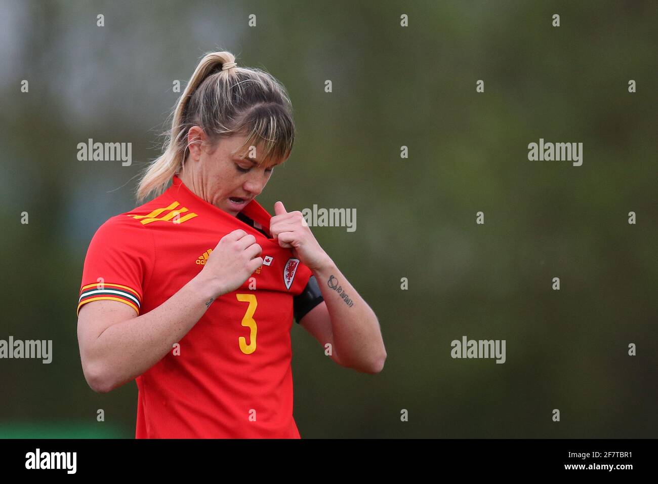 Cardiff, Regno Unito. 09 aprile 2021. Gemma Evans del Galles donne guarda sopra. Donne del Galles contro donne del Canada, incontro internazionale di calcio amichevole al Leckwith Stadium di Cardiff Venerdì 9 aprile 2021. Solo per uso editoriale, foto di Andrew Orchard/Andrew Orchard sports photography/Alamy Live news Credit: Andrew Orchard sports photography/Alamy Live News Foto Stock