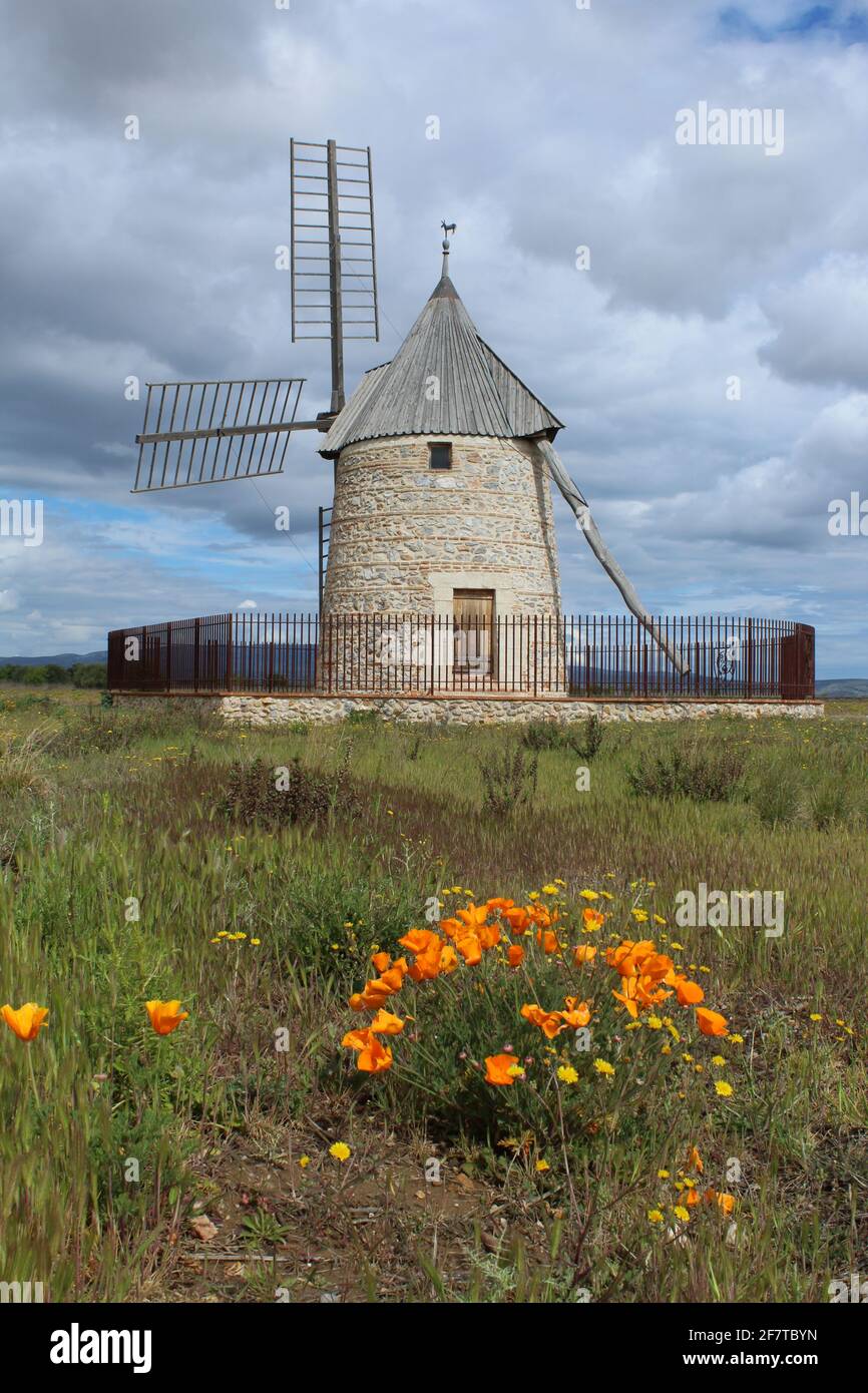 Moulin de Claira, un mulino a vento completamente restaurato a Claira, dipartimento dei Pirenei Orientali, Francia meridionale Foto Stock