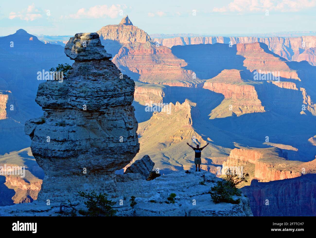 Il giovane celebra la vita nella parete sud del Grand Canyon tra le strutture rocciose del canyon. Foto Stock