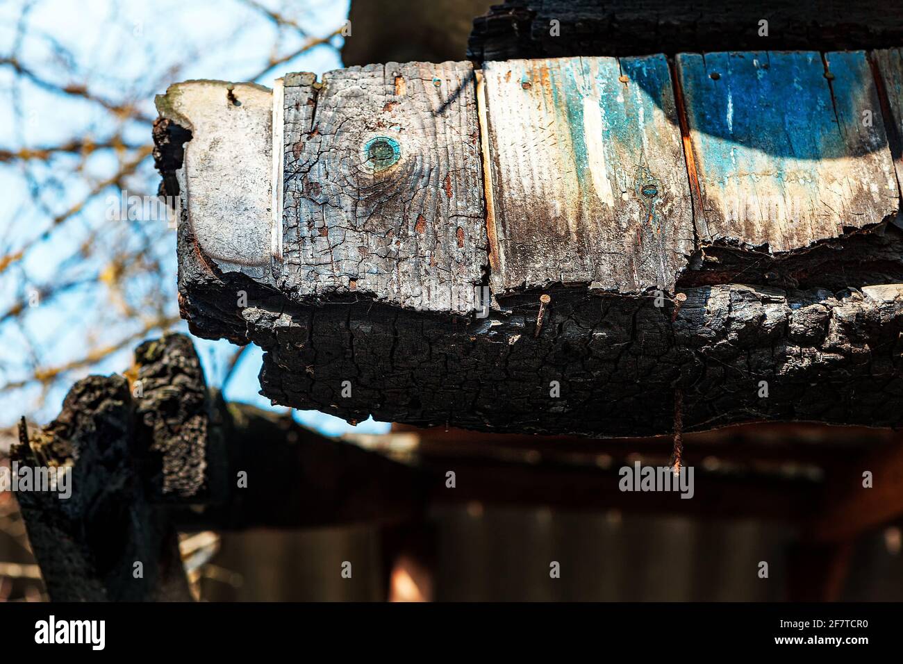 Parte di legno bruciato del tetto . Barre bruciate dopo il fuoco Foto Stock