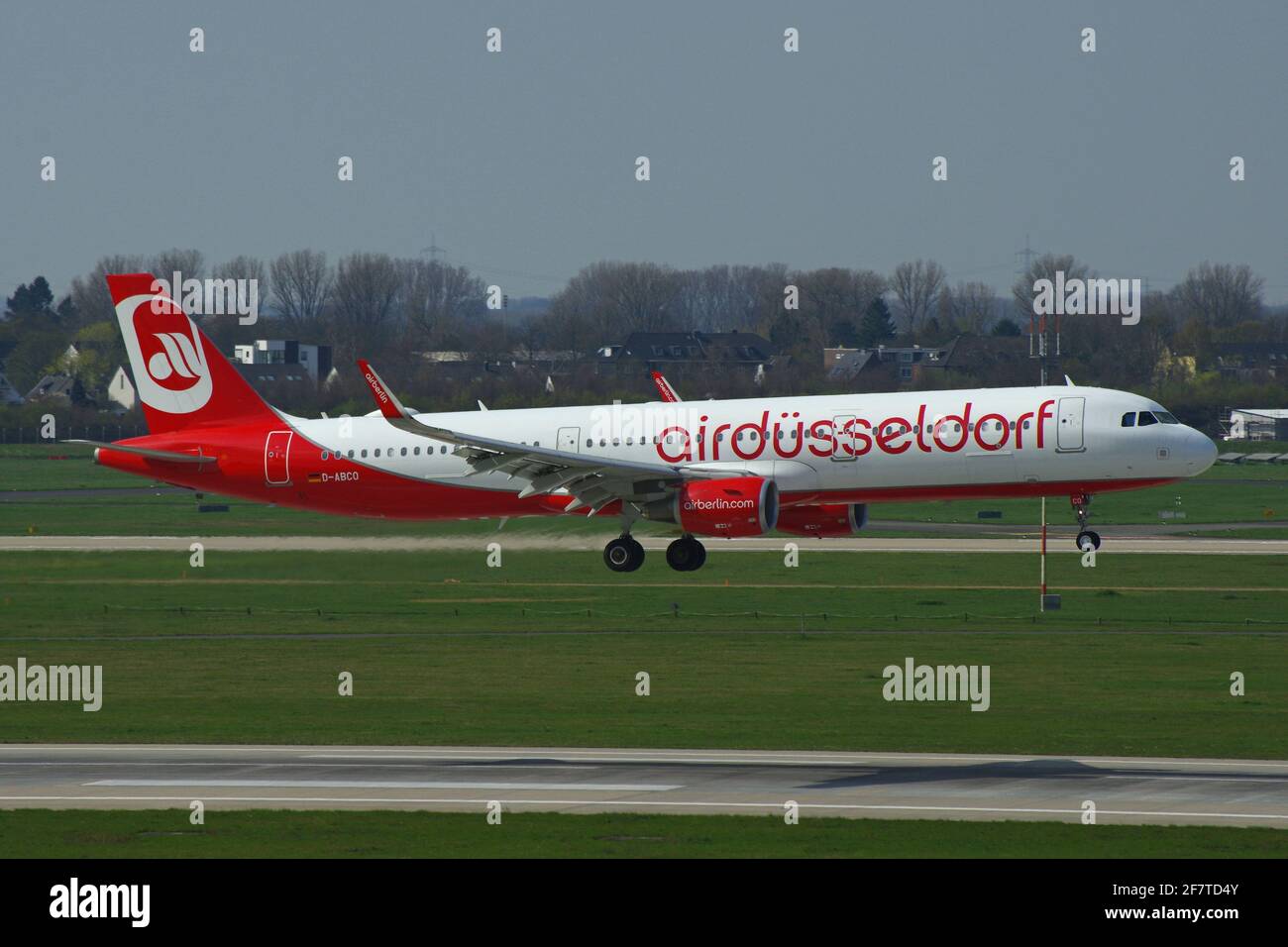 Düsseldorf, Germania - 10 aprile 2016: Airbus A 321-200 di Air Berlin con livrea "Air Düsseldorf" all'aeroporto di Dusseldorf durante l'avvicinamento finale Foto Stock