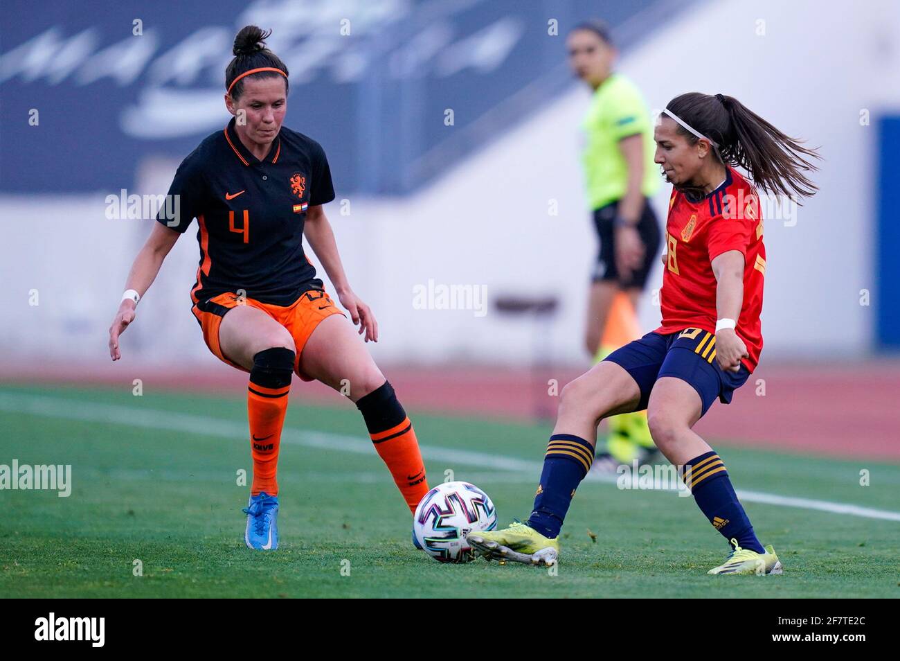 MARBELLA, SPAGNA - 9 APRILE: Merel van Dongen dei Paesi Bassi e Marta Cardona di Spagna durante il Women's International friendly match tra Spagna An Foto Stock