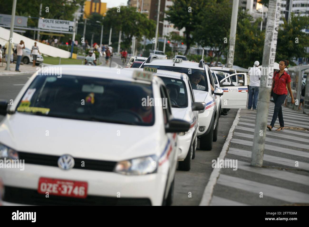 salvador, bahia / brasile - 31 maggio 2016: La coda dei taxi si vede nella città di Salvador. *** Local Caption *** Foto Stock