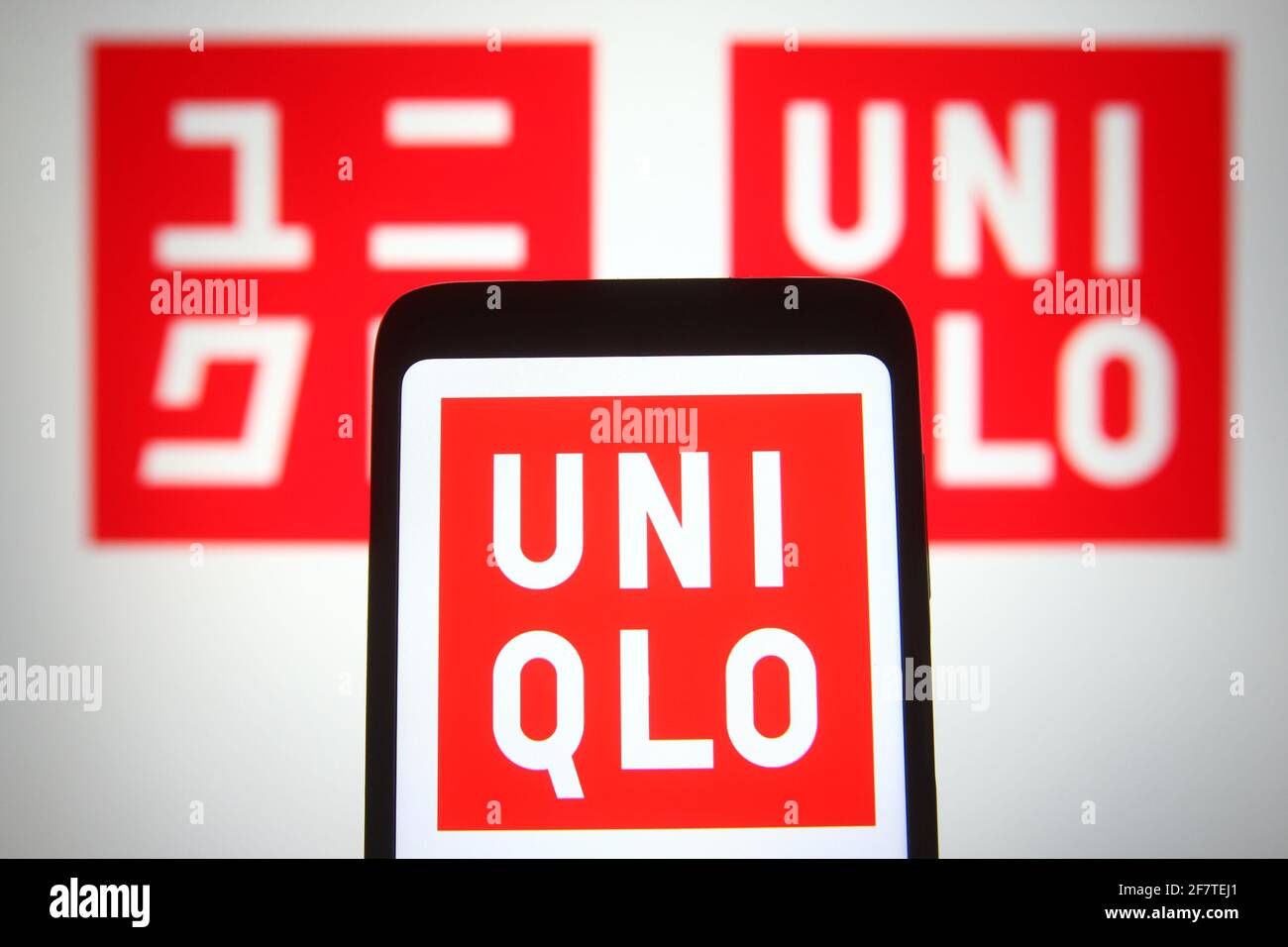 Ucraina. 9 Apr 2021. In questa illustrazione fotografica un logo Uniqlo di un'azienda di vendita al dettaglio giapponese viene visualizzato su uno smartphone e uno schermo del pc. Credit: Pavlo Gonchar/SOPA Images/ZUMA Wire/Alamy Live News Foto Stock