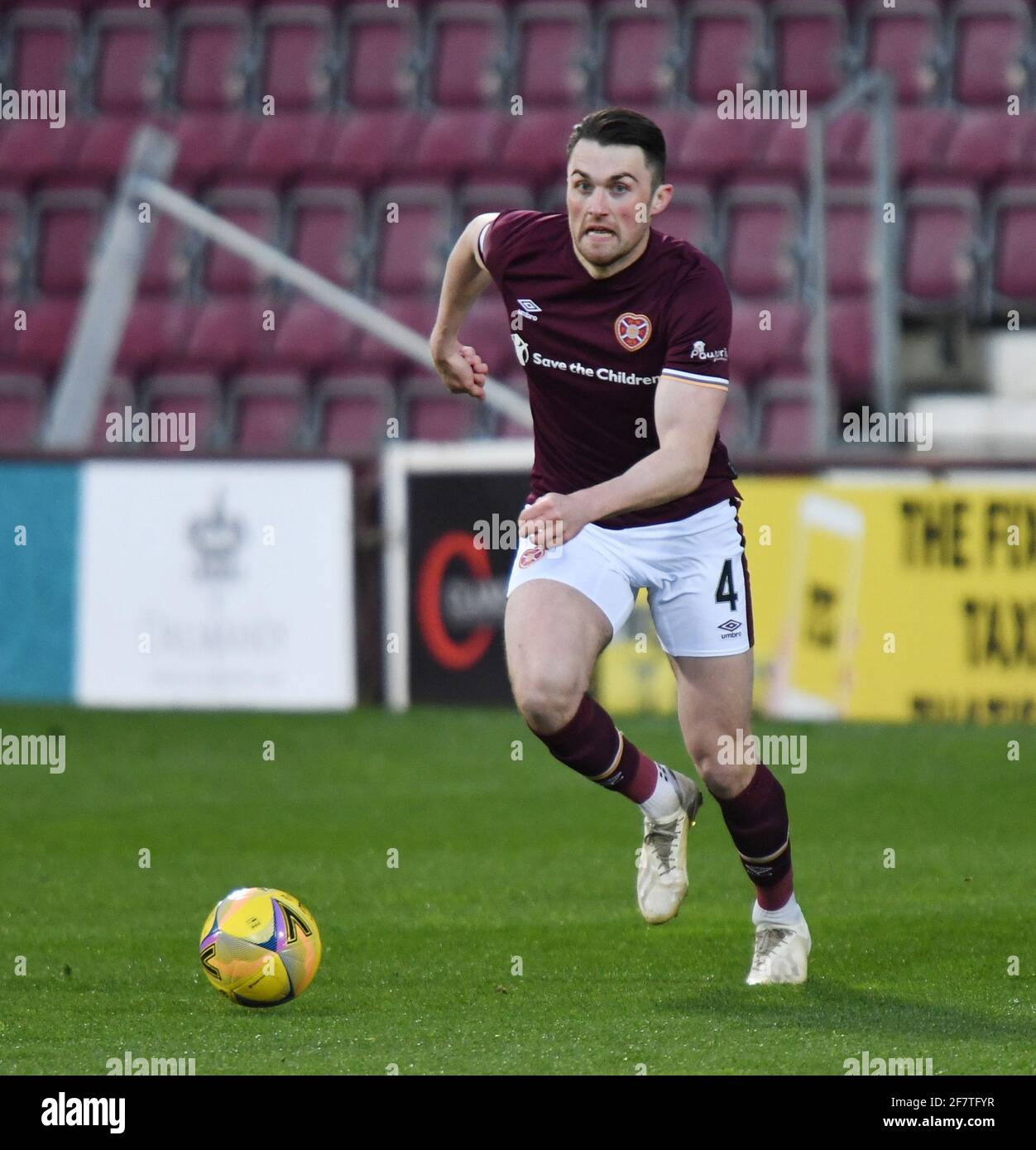 Tynecastle Park, Edimburgo, Scozia. REGNO UNITO. 9 aprile 21. Scottish Championship Match.Hearts vs Alloa Hearts accolgono il ritorno di John Souttar dopo essere uscito con un lungo periodo di infortunio Credit: eric mcowat/Alamy Live News Foto Stock