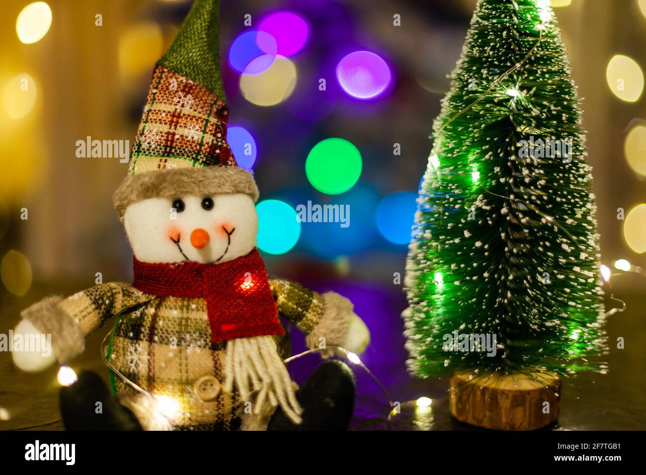 Primo piano di un pupazzo di neve e di un piccolo albero di Natale di Capodanno Foto Stock