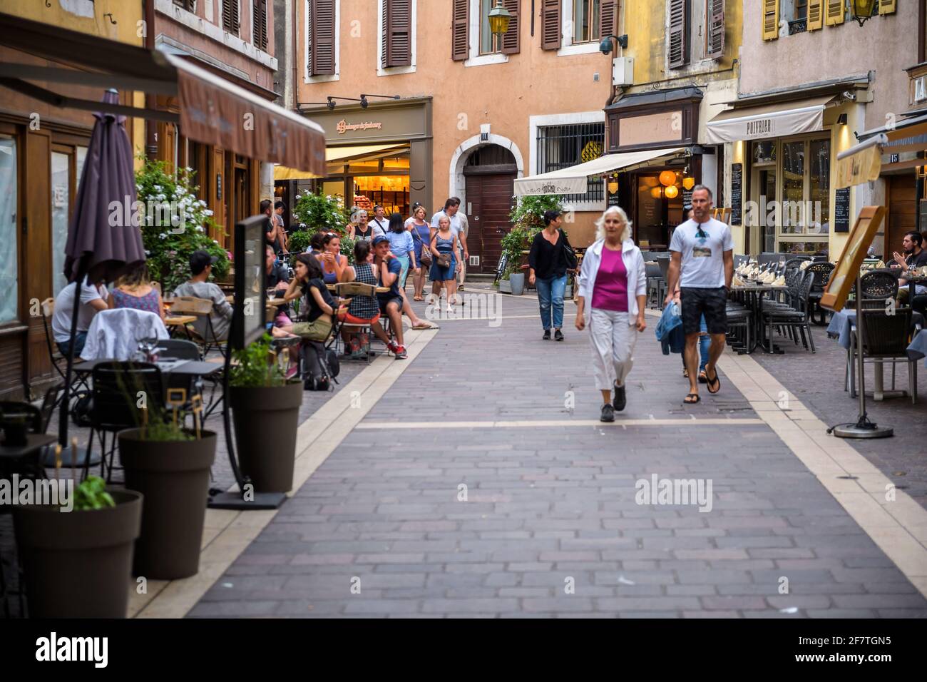 Gente pedoni silhouettes camminare sul caffè centrale negozi ristoranti via Foto Stock