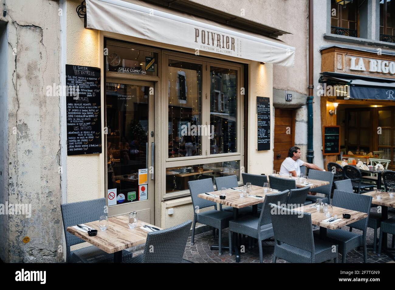 Tavoli vuoti del ristorante Poivrier nel centro di Annecy con no clienti Foto Stock