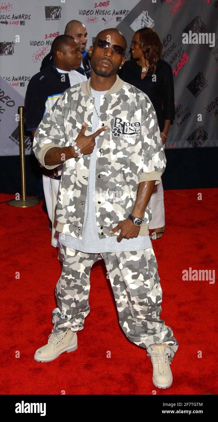 Il rapper DMX arriva per i MTV Video Music Awards 2003 che si tengono a radio City Music Hall, giovedì 28 agosto 2003 a New York. Jennifer Graylock-Graylock.com Foto Stock