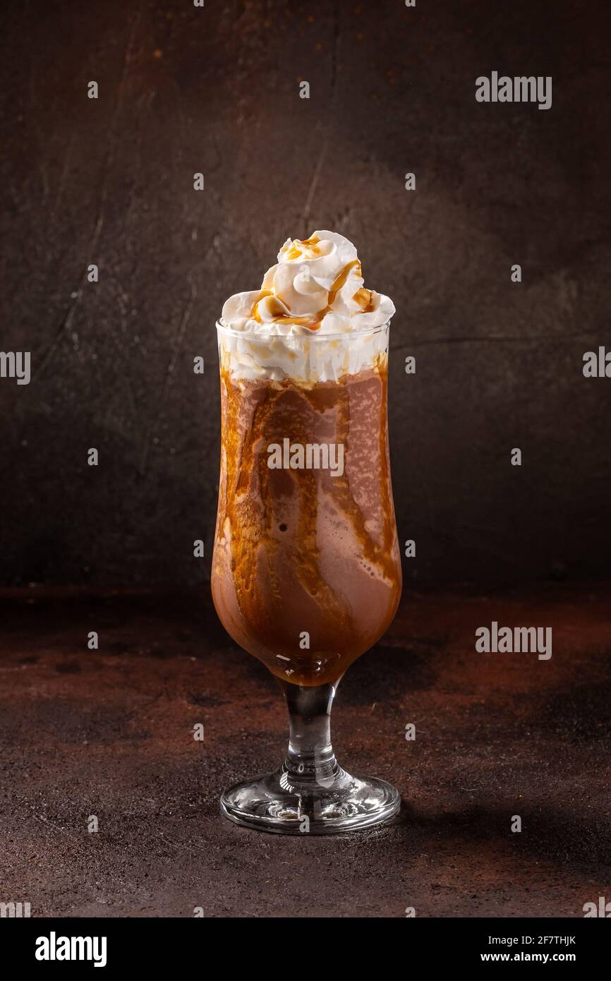 Delizioso caffè freddo e rinfrescante in bicchiere da cocktail Foto Stock