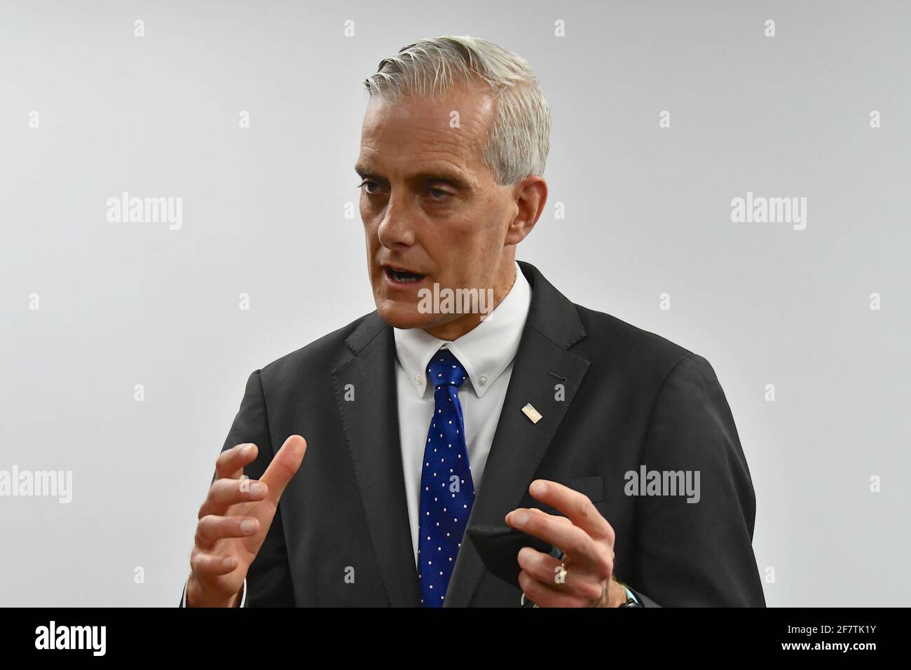 Emporia, Kansas, USA, aprile 9,2021 il Segretario agli Affari dei Veterani, Denis McDonough, recentemente confermato, risponde alle domande dei giornalisti durante una conferenza stampa dopo aver visitato le nuove strutture installate al Newman Regional Hospital per fornire un trattamento migliore ai veterani locali Foto Stock