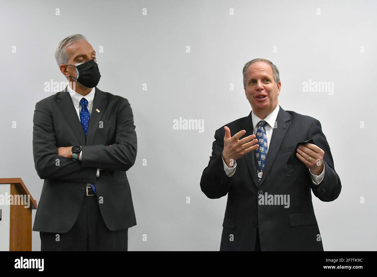 Edipia, Kansas, Stati Uniti, Aprile 9,2021 recentemente confermato Veterans Affairs Secretary Denis McDonough (L) mette il suo volto maschera di nuovo su come Rudy Klopfer il direttore del VA Eastern Kansas Health Care Systems risponde a domande dei giornalisti durante una conferenza stampa dopo aver visitato le nuove strutture installate al Newman Regional Hospital per fornire un trattamento migliore per veterani locali Foto Stock