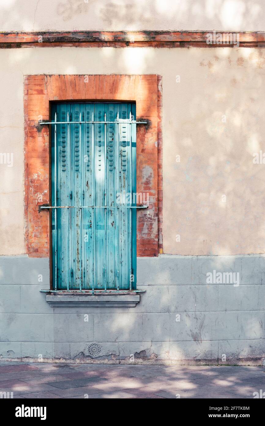 Tolosa, Occitania, Francia; 21 luglio 2018: Vecchia finestra turchese con bar su una strada della città Foto Stock