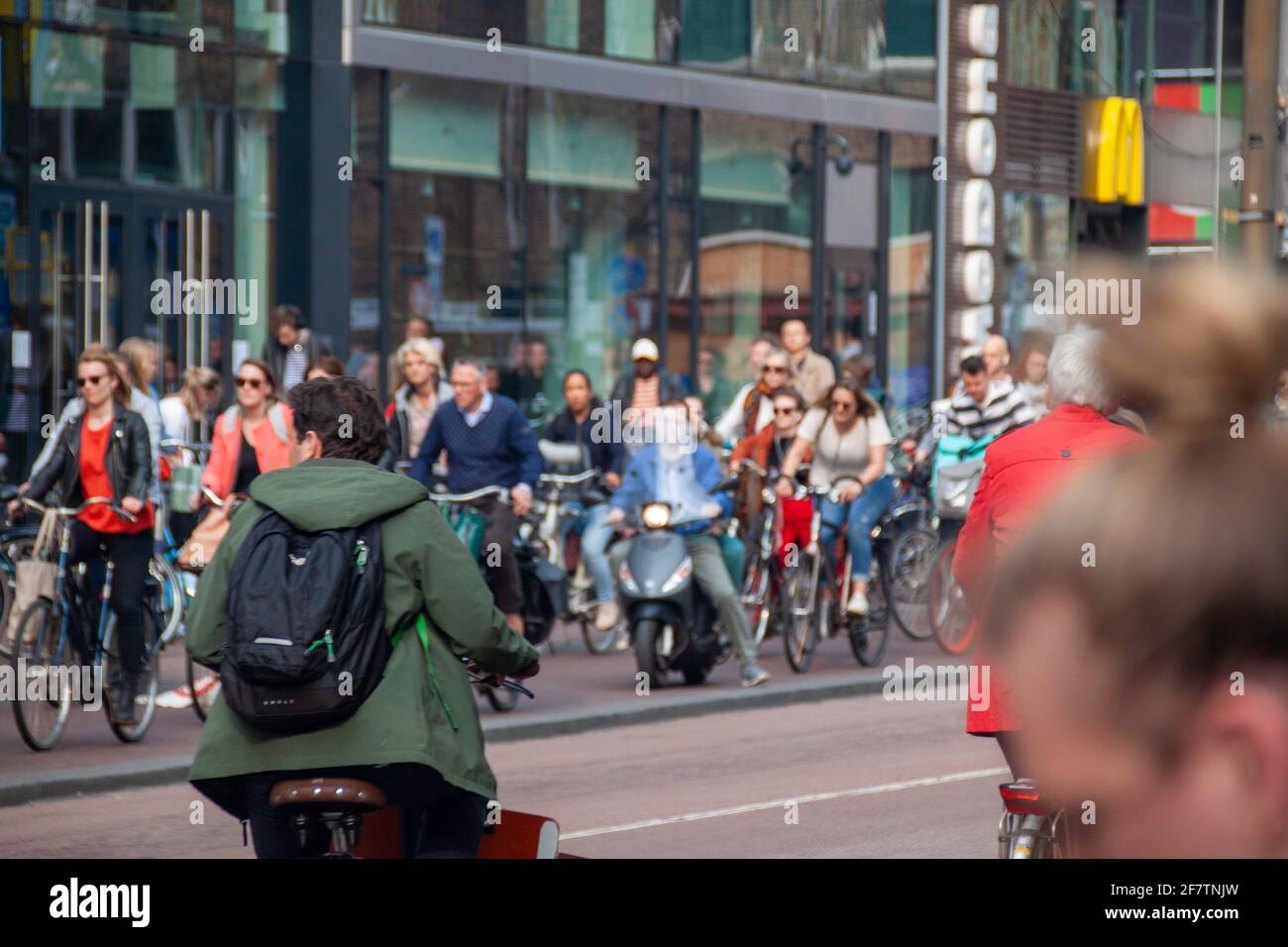 Amsterdam, Paesi Bassi - 27 aprile 2019. Folle durante il giorno dei Re prima della corona. Foto Stock