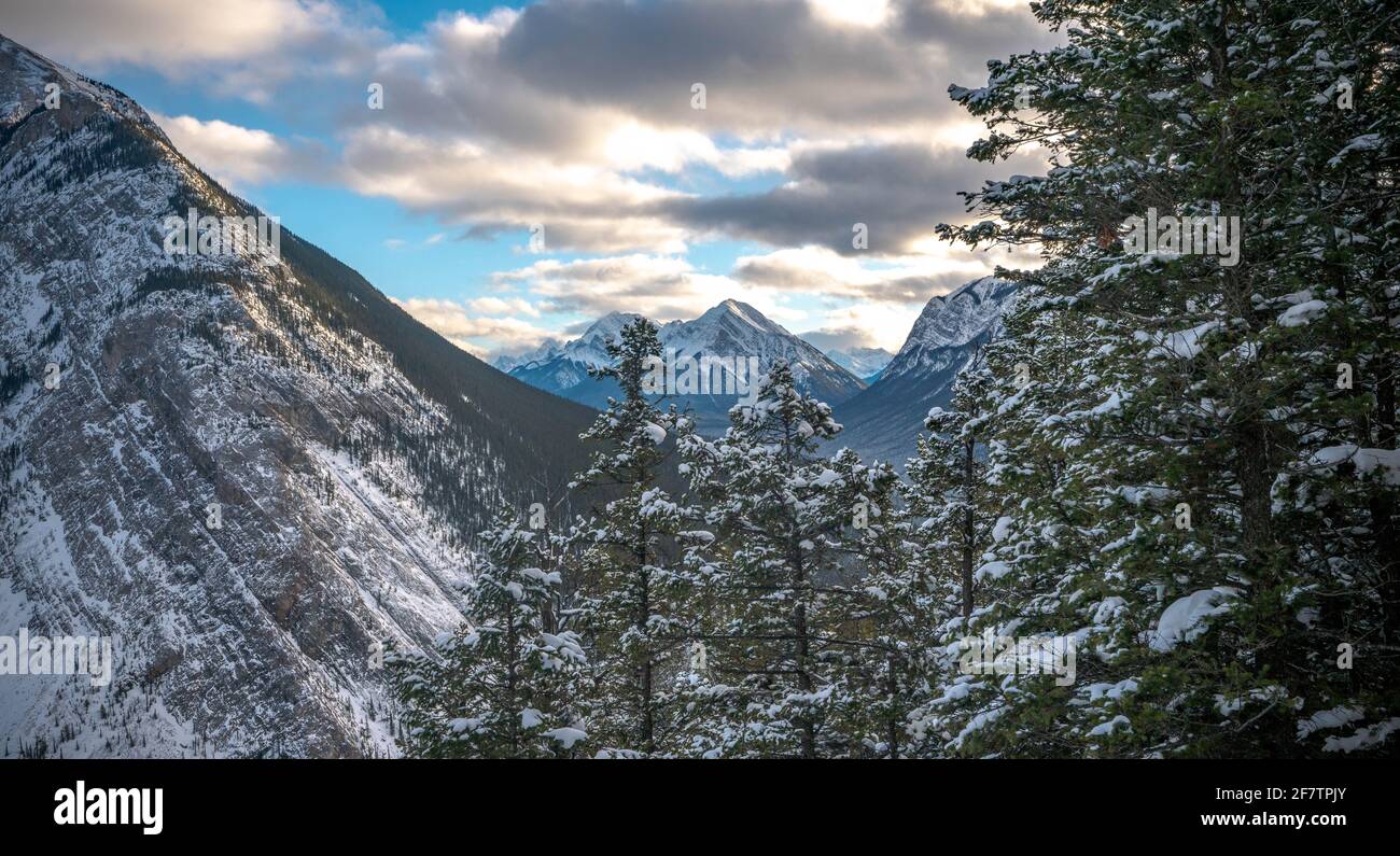 Splendido paesaggio di Banff montagne rocciose in inverno con spettacolari nuvole Foto Stock
