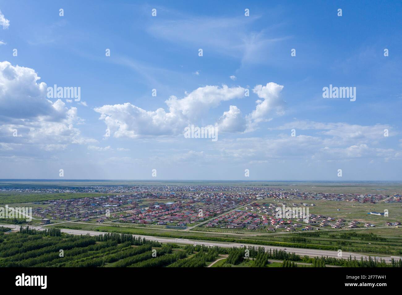 villaggio di strada nello sfondo albero verde piantare Foto Stock