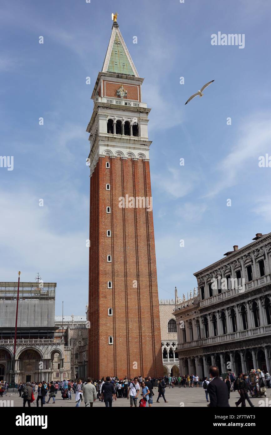 Piazza San Marco e Campanile di San Marco Piazza di Marco e il campanile). Foto scattata a Venezia, Veneto, Italia. Foto Stock